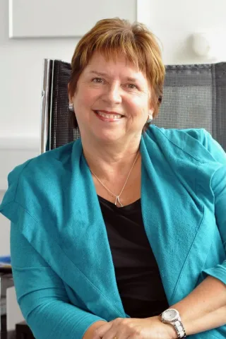 Wendy W Hall